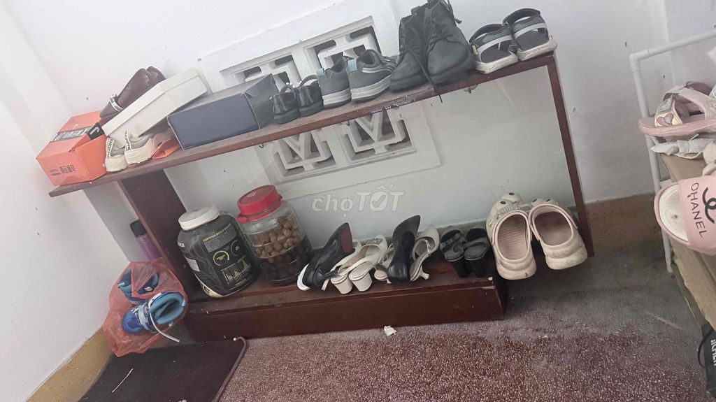 Kệ Gỗ Tự Nhiên Nâu Cổ Điển. Mua bán Tủ, kệ gia đình tại Quận Hải Châu Đà Nẵng được đăng bởi HNT DVC hình 1