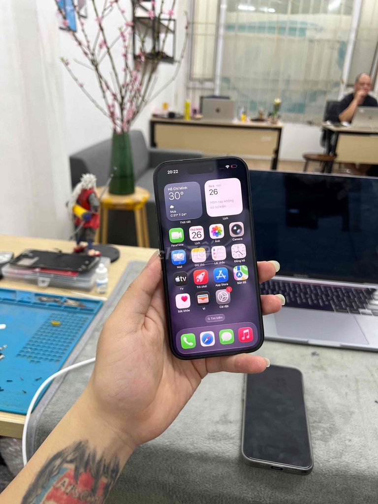 IPhone 16 QTE 128G Có Khay Sim. Pin Zin 98% Zin Áp. Mua bán Điện thoại tại Quận Đống Đa Hà Nội được đăng bởi Hà Nội Mobile Bao Duyệt Nợ Xấu hình 1