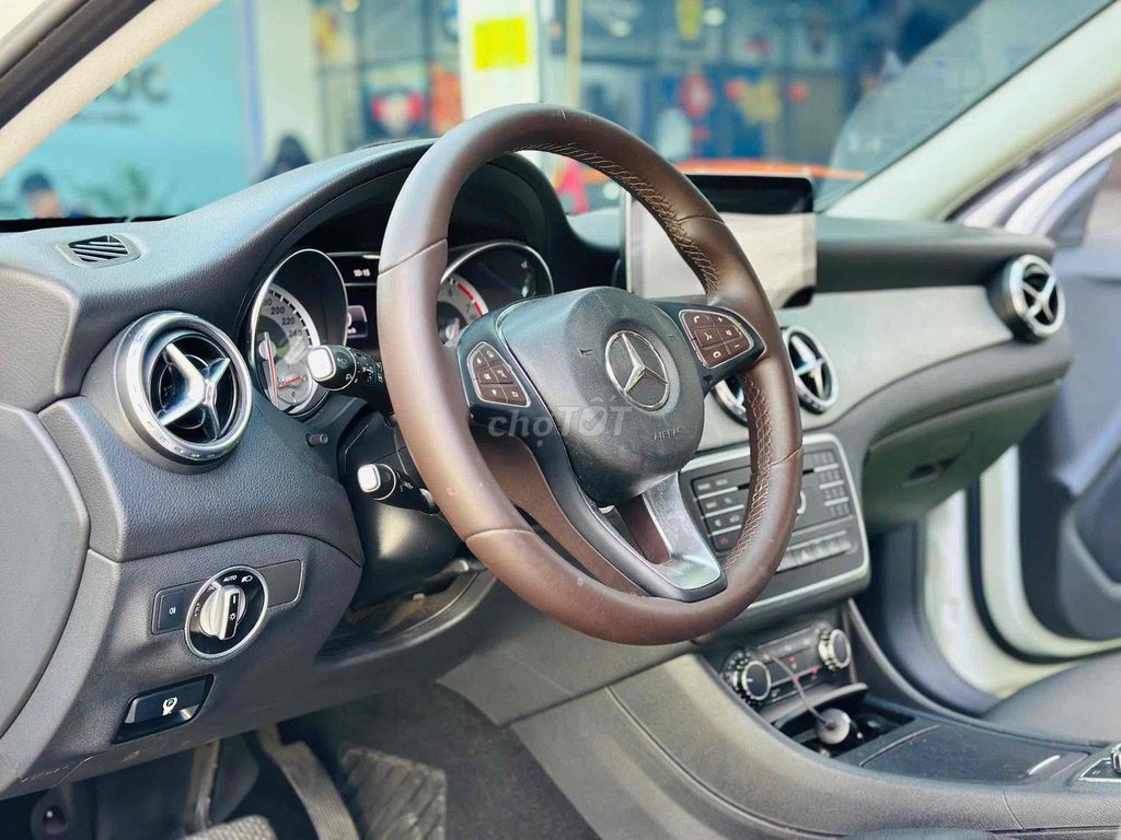 Mercedes Benz GLA 200 Model 2017. Mua bán Ô tô tại Quận 8 Tp Hồ Chí Minh được đăng bởi Hồng Phúc hình 8