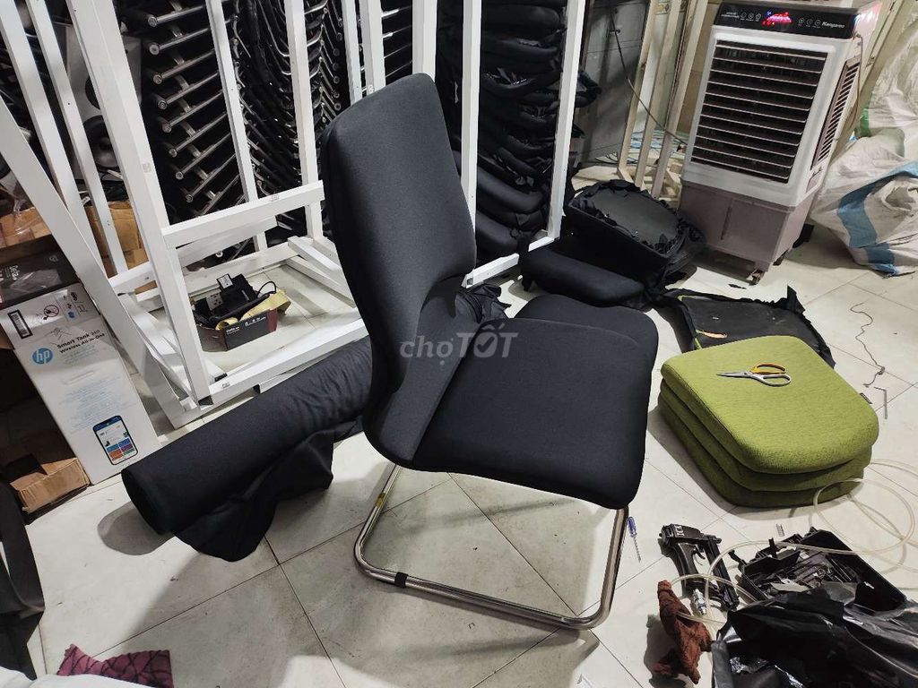 Ghế văn phòng Hòa Phát chân quỳ Đen. Mua bán Đồ dùng văn phòng tại Huyện Đức Hòa Long An được đăng bởi Shop Đồ Cũ Văn Phòng Phú Hưng  hình 1