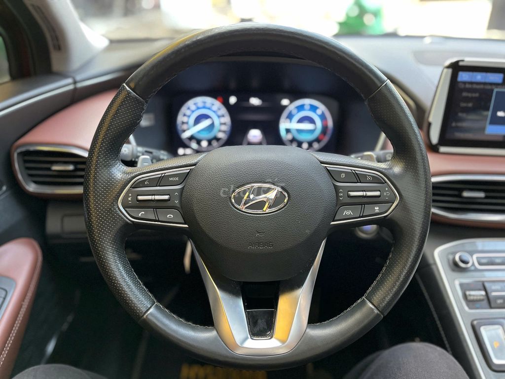 Hyundai SantaFe 2023 2.2D Cao Cấp Đỏ 11000 km. Mua bán Ô tô tại Quận 1 Tp Hồ Chí Minh được đăng bởi TÂN TỨ QUÝ hình 9