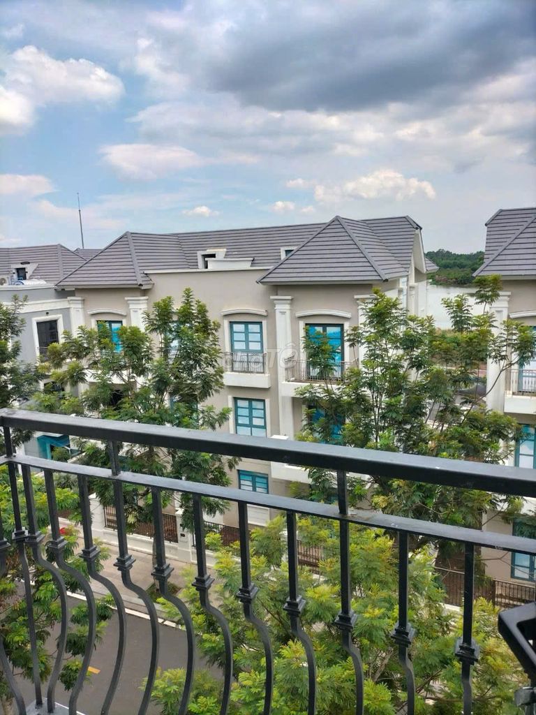 Chính Chủ Bán Nhà Vinhomes - DTXD: 245m2 .Giá 100% + Đã Sổ Hồng. Mua bán nhà ở tại Thành phố Thủ Đức Tp Hồ Chí Minh được đăng bởi VINHOMES LUXURY MN hình 1