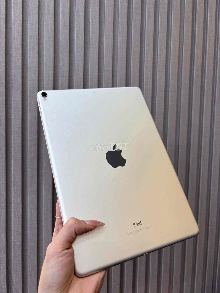 iPad Pro 10.5 Wifi 64GB Bạc Tần số quét 120h 4 loa. Mua bán Máy tính bảng tại Quận Ninh Kiều Cần Thơ được đăng bởi Quý Mobile Cần thơ hình 1