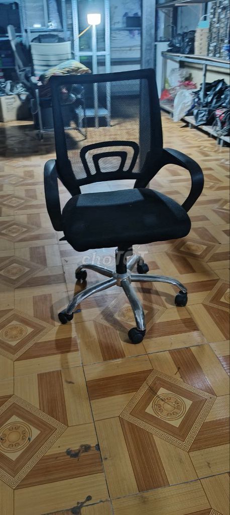 Ghế xoay văn phòng Đen. Mua bán Đồ dùng văn phòng tại Quận 7 Tp Hồ Chí Minh được đăng bởi Kiều hình 1