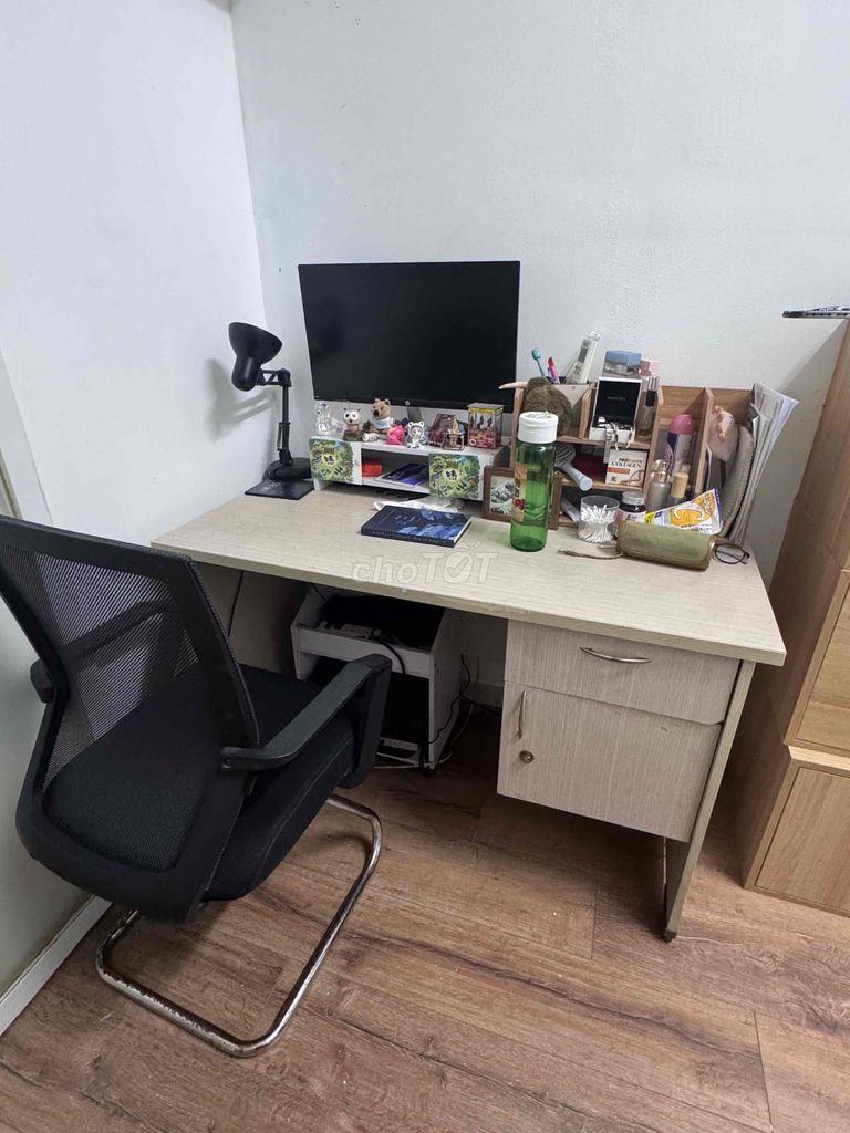 Bàn làm việc gỗ vàng nhạt hiện đại kèm ghế. Mua bán Bàn ghế tại Quận 1 Tp Hồ Chí Minh được đăng bởi Trịnh Phan Hoài My hình 1
