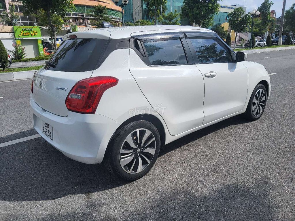 Suzuki Swift 2019 белый 5 мест 73 811 км
