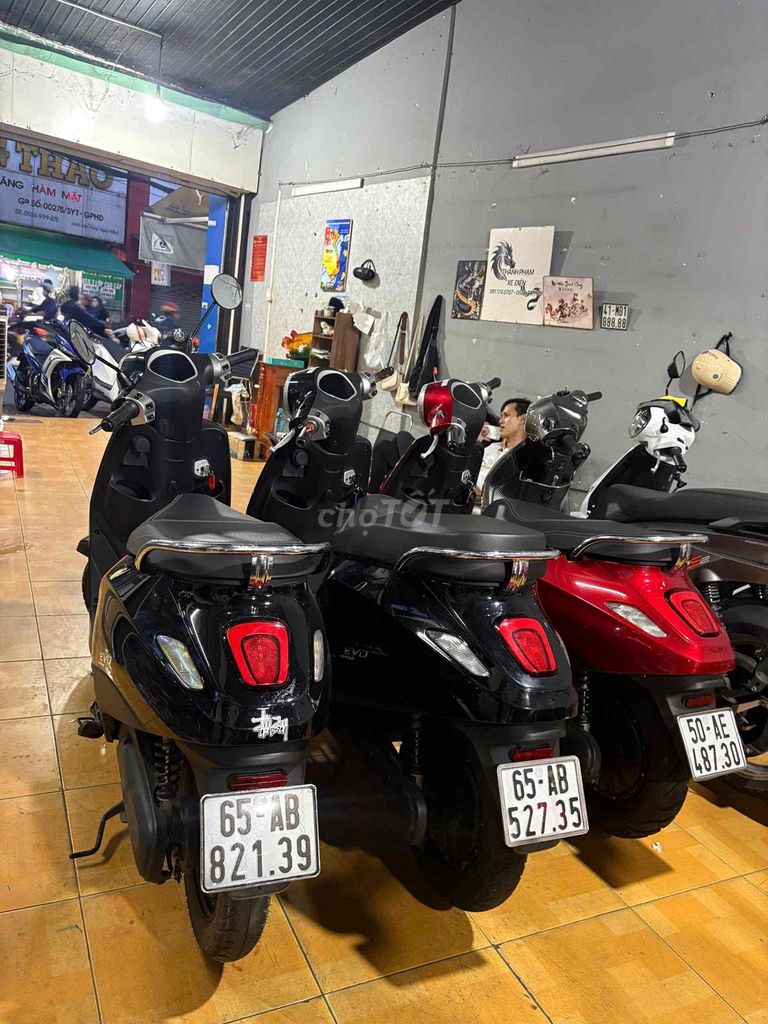 Подержанный электрический скутер VinFast Evo Max, черный