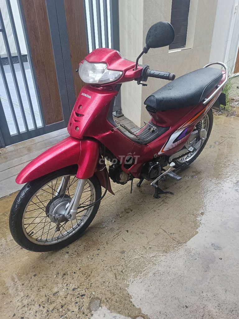 Красная Honda Wave