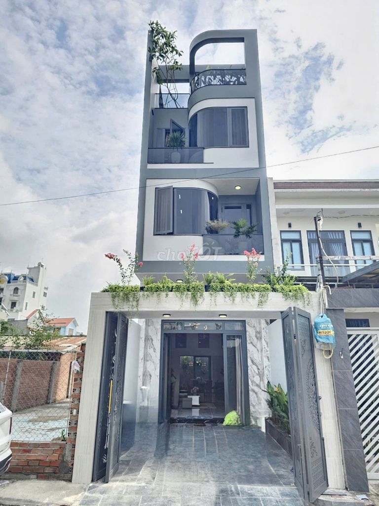 Nhà 3 Lầu Hoàn Công Full Nội Thất, gần Trung Tâm Hành Chính Dĩ An