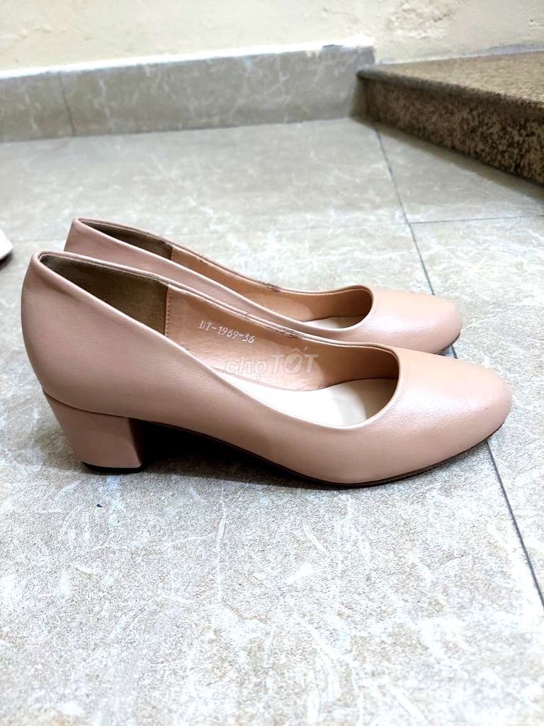 Đôi giày màu hồng nhạt size 37