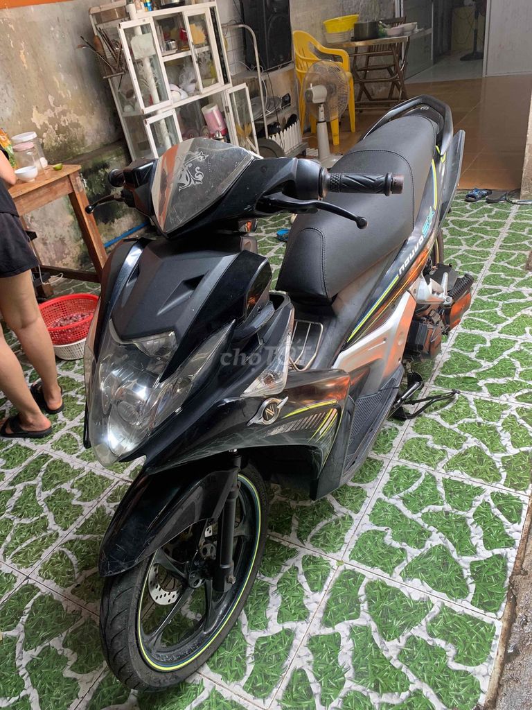 Черный скутер Yamaha Nouvo 5