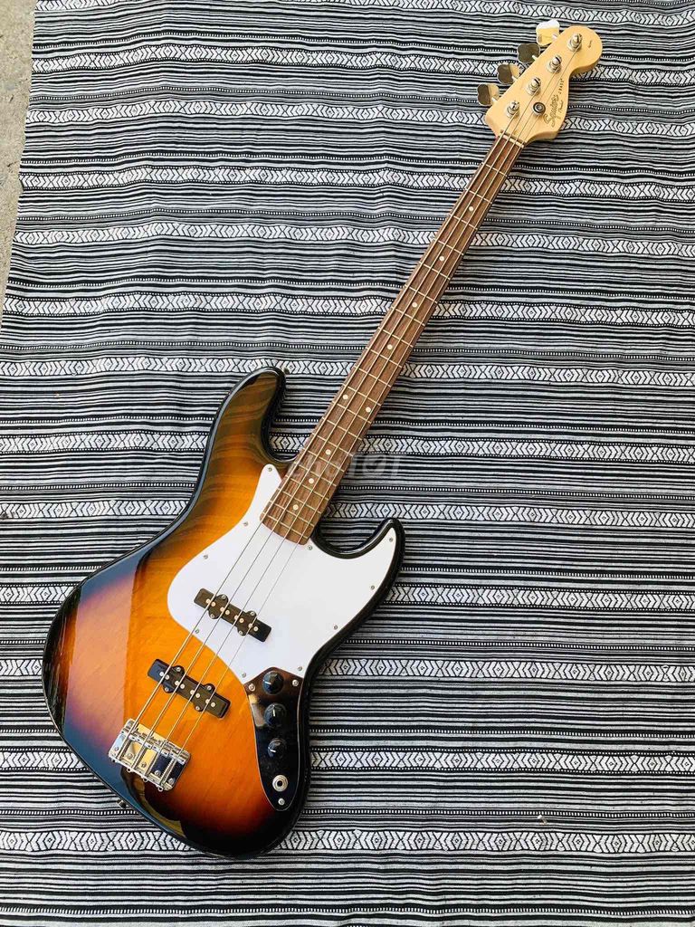 Guitar Bass Jazz Squier ạ