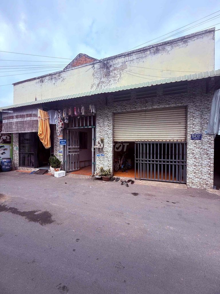 bán dãy phòng trọ mặt tiền đường Nguyễn Du sát trường học dĩ an