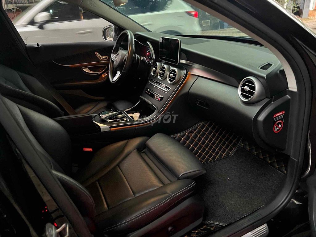 Mercedes-Benz C200 2018 черный 50 000 км