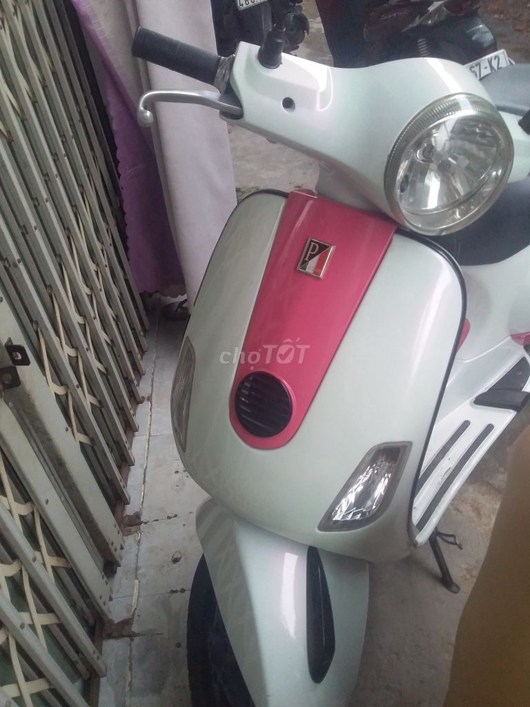 Xe máy Piaggio Vespa màu trắng hồng số tự động. Mua bán Xe máy tại Thành phố Thuận An Bình Dương được đăng bởi Tên chưa cung cấp hình 2