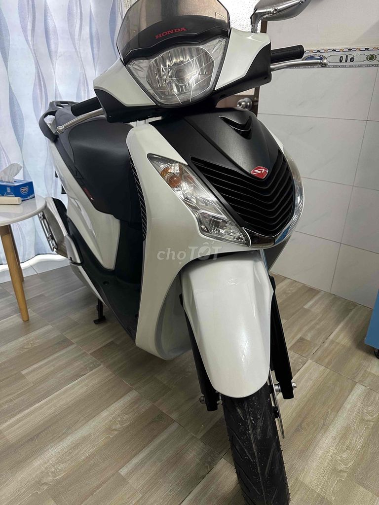 Белая Honda SH