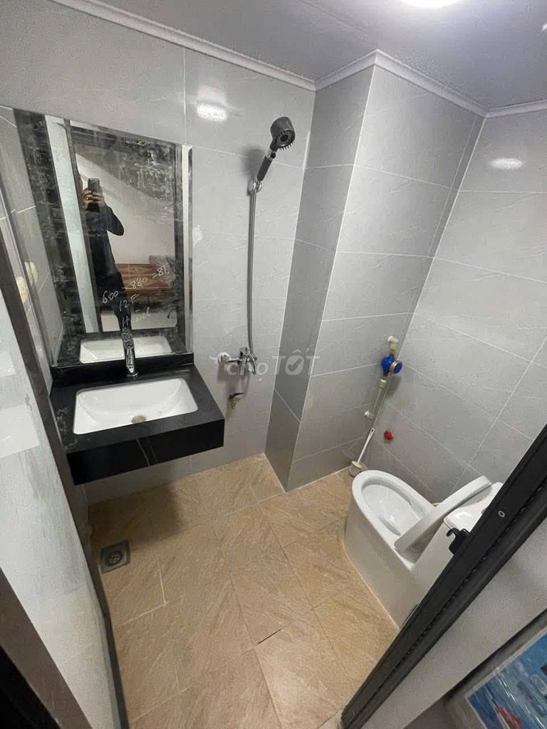 Аренда комнаты в Динь Конг Тхыонг, с мебелью, парковка у дома