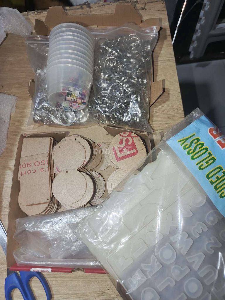 Phôi móc khóa mica, huy hiệu, khuôn đổ resin