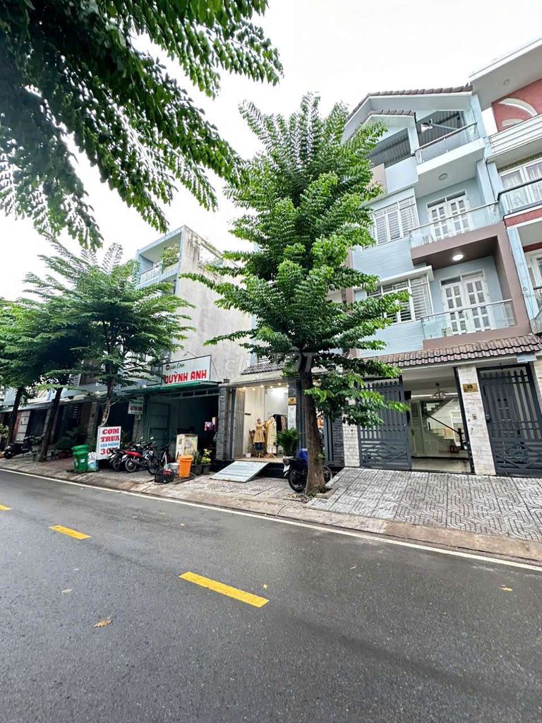 Дом на первой линии улицы 9м, двор для авто, Хиеп Бинь, Ван Phuc City