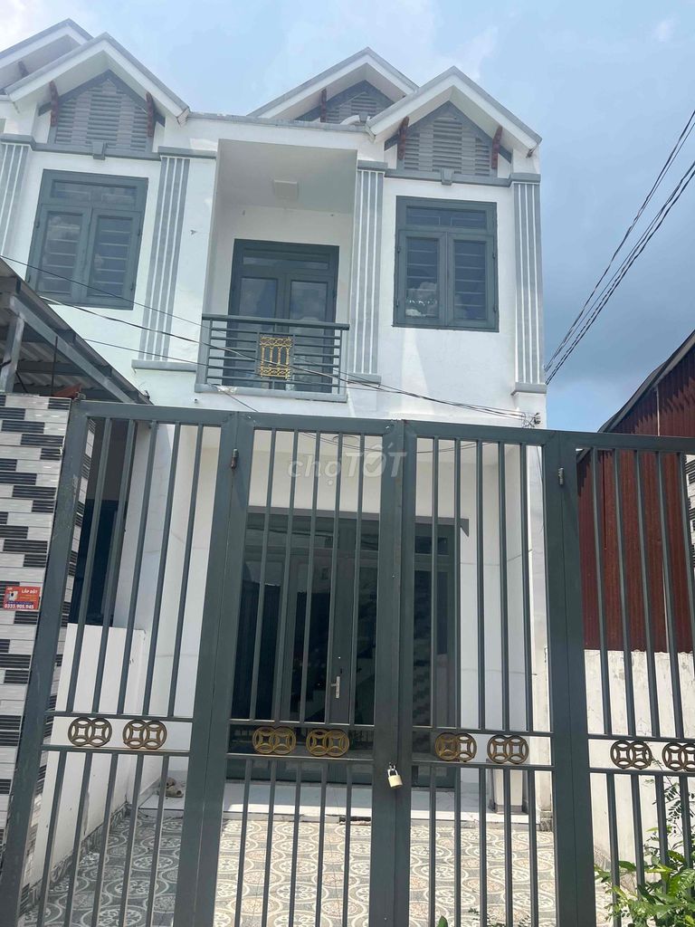 Nhà trệt lầu ngay ngã tư bến cá