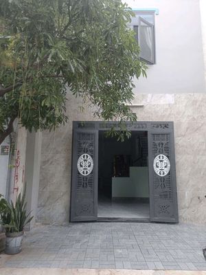 nhà lầu đường xe hơi gần ngã tư chiêu liêu