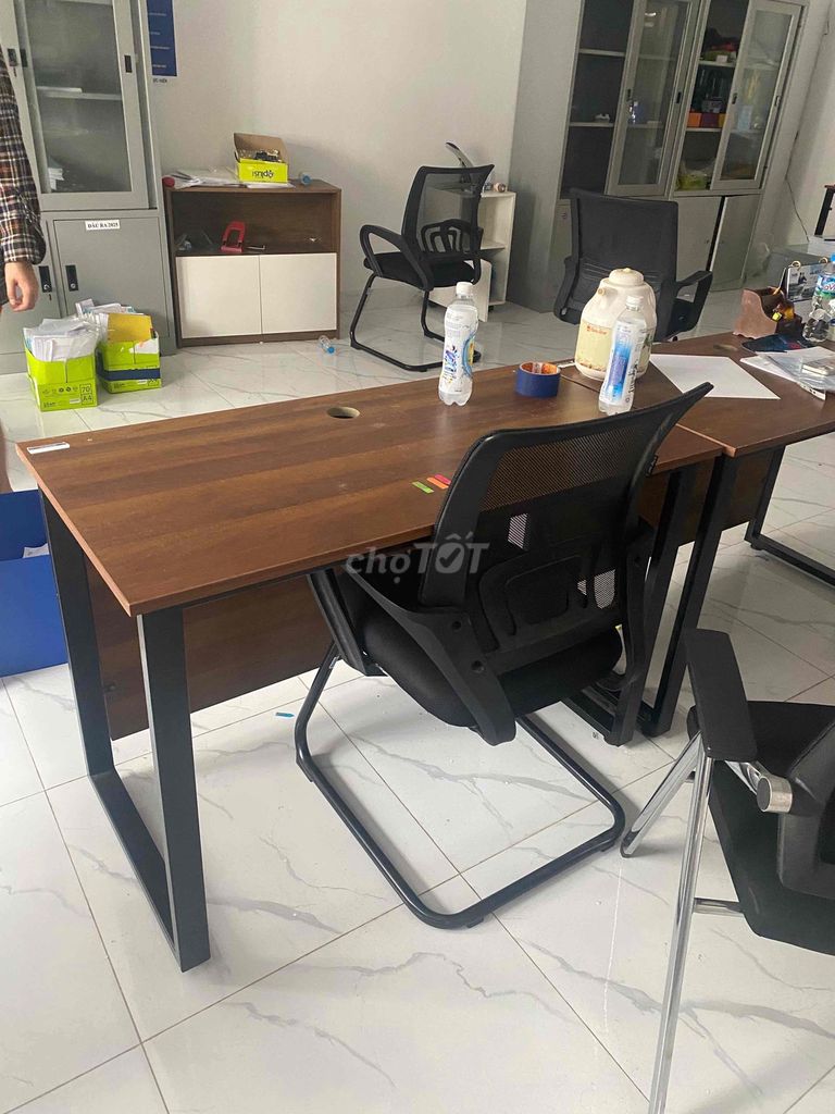 Bàn ghế văn phòng Gỗ Kim loại Nâu Đen. Mua bán Đồ dùng văn phòng tại Quận Hoàng Mai Hà Nội được đăng bởi thanh hình 1