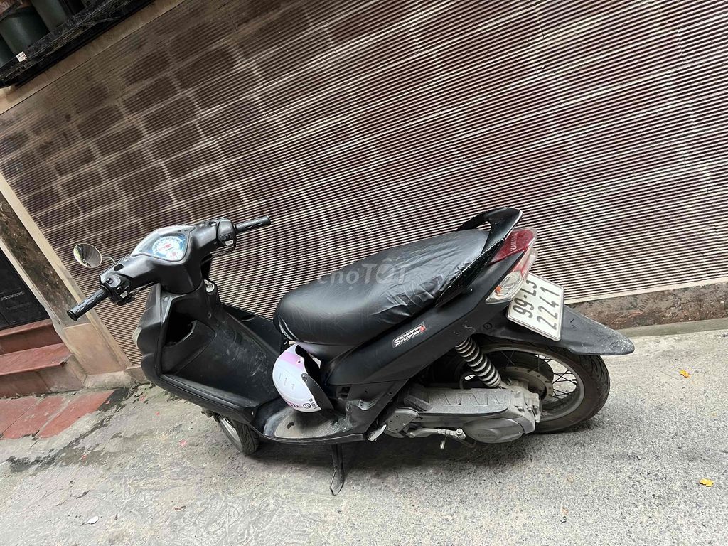 Черный скутер Yamaha