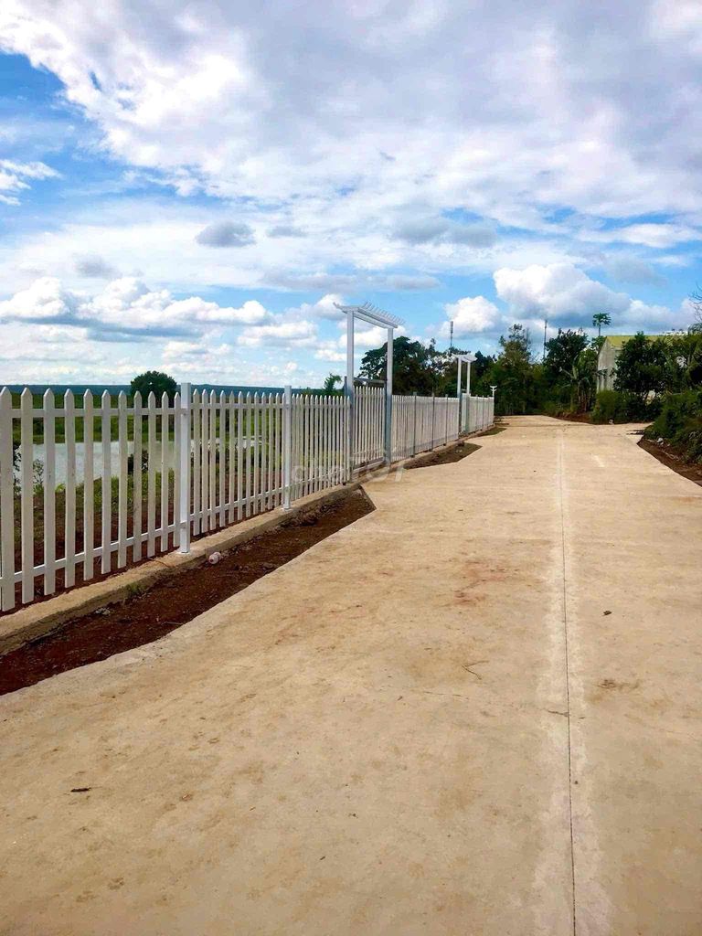 Đất TC60m2 giáp hồ Ea Nhái view sân golf 15x51m sau chợ Km19 giá 1,85