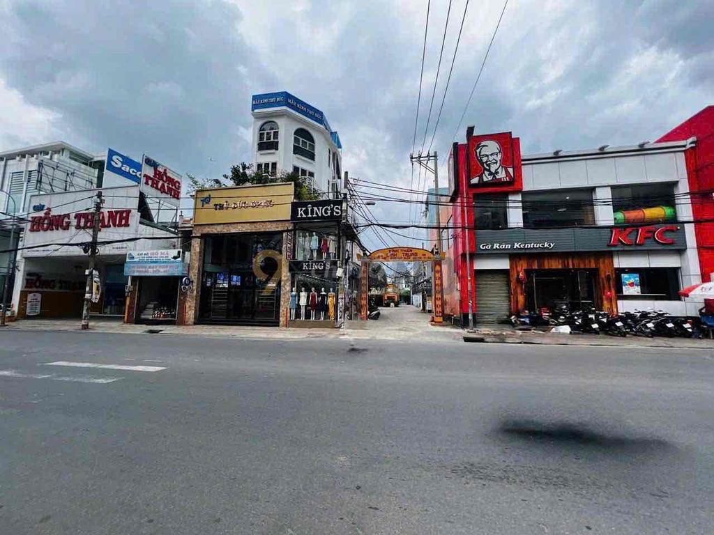 NHÀ 3 TẦNG- 2 MẶT TIỀN TRƯỚC SAU-CỰC THOÁNG KINH DOANH TỐT- GẦN VINCOM