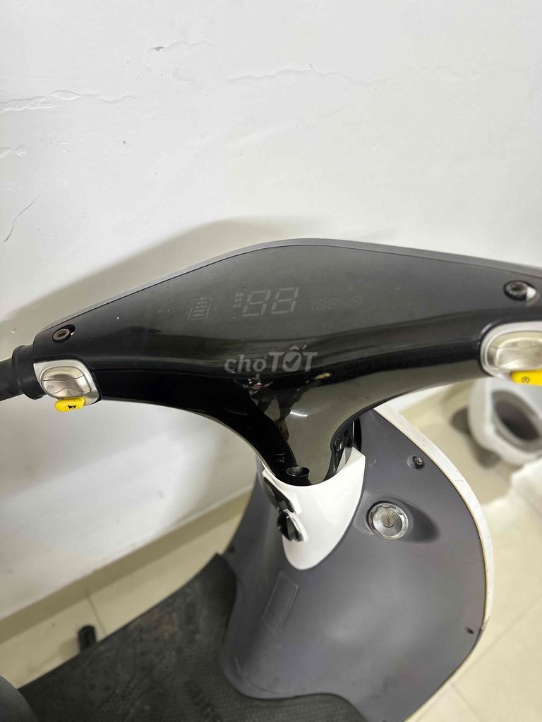 Cần bán xe điện trắng xinh gấp