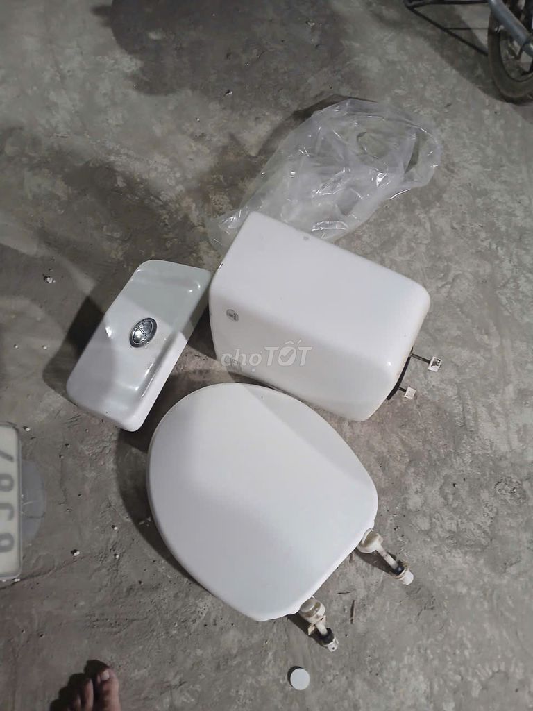Két nước bồn cầu Sứ Trắng. Mua bán Thiết bị vệ sinh, nhà tắm tại Huyện Thanh Trì Hà Nội được đăng bởi Phạm Biên Cương hình 1
