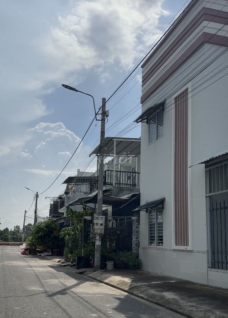 Nhà mới dọn vào là ở
