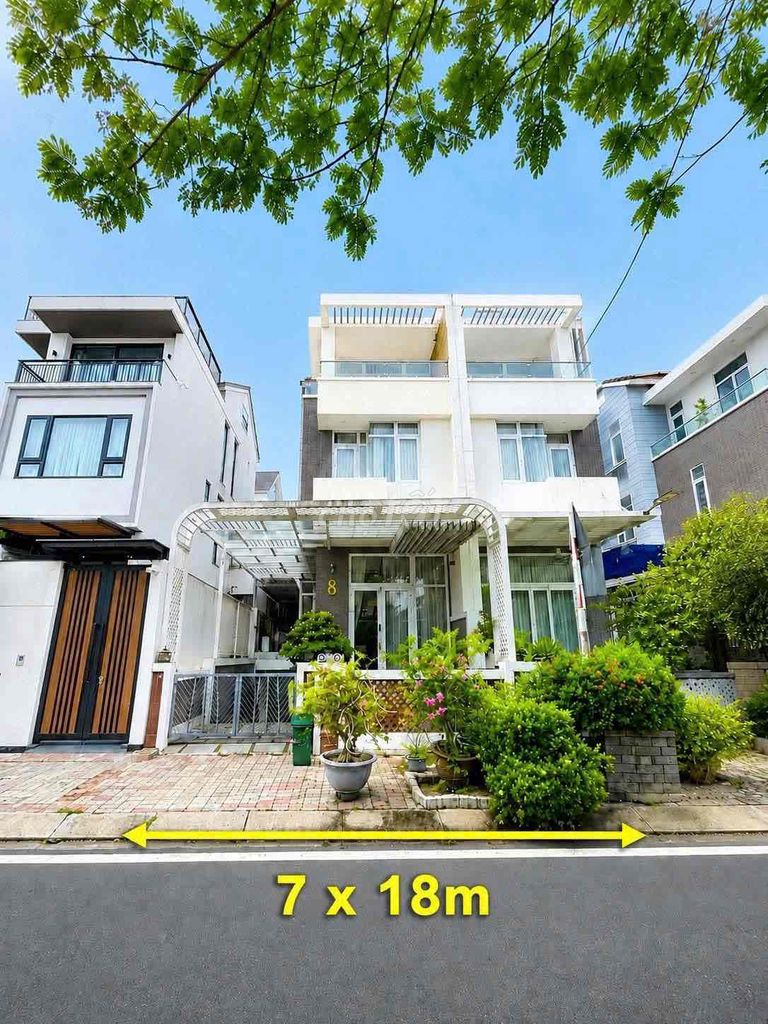 Аренда · 4 комн. · 126 м² · Quận 7, ул. Bùi Văn Ba