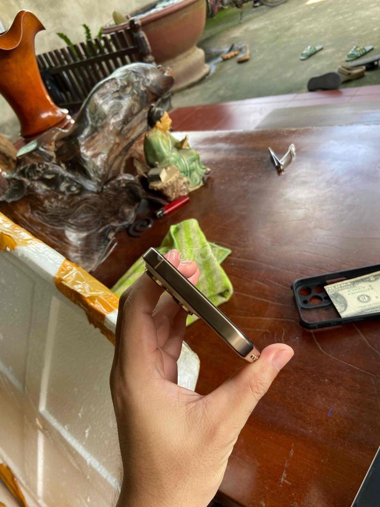 Apple iPhone 16 Pro Max 256GB Vàng 99% nguyên zin. Mua bán Điện thoại tại Quận Gò Vấp Tp Hồ Chí Minh được đăng bởi Quảng Phạm Mua Iphone Lock và QT  HCM hình 1