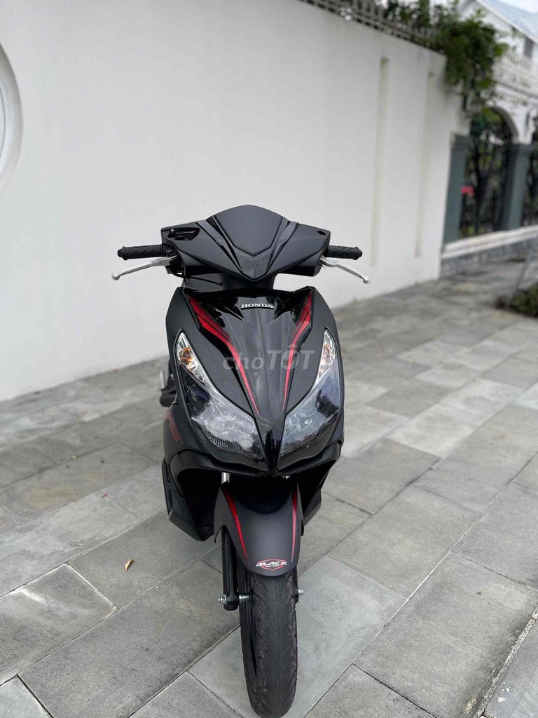 Черный красный скутер Honda Air Blade