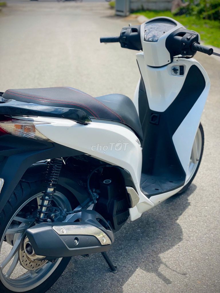 Xe máy Honda SH màu trắng sản xuất 2012. Mua bán Xe máy tại Huyện Trảng Bom Đồng Nai được đăng bởi Của Hàng Xe Máy U Phong hình 5