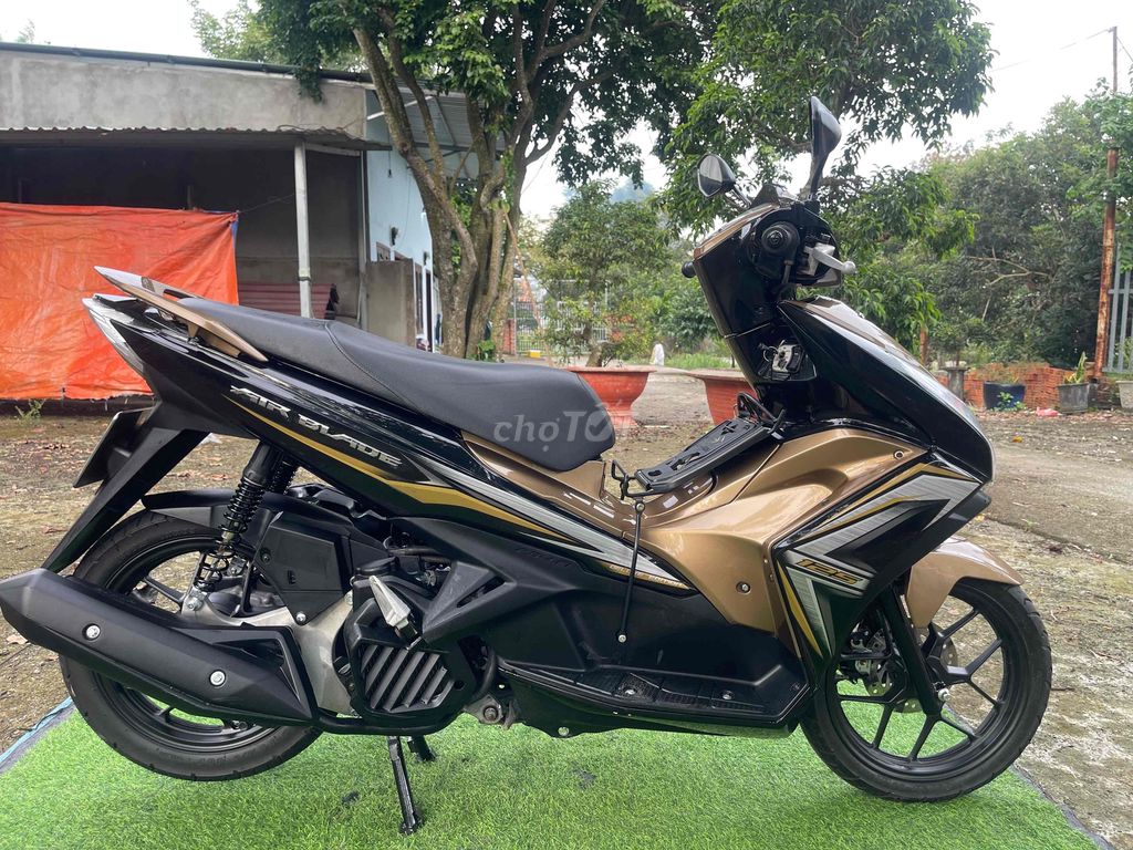 Honda Air Blade 2014 Vàng đồng 15.000km. Mua bán Xe máy tại Thị xã Phú Mỹ Bà Rịa - Vũng Tàu được đăng bởi Lê  Thanh Hải  hình 7