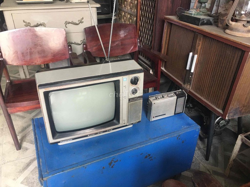 Tivi đen trắng và radio panasonic
