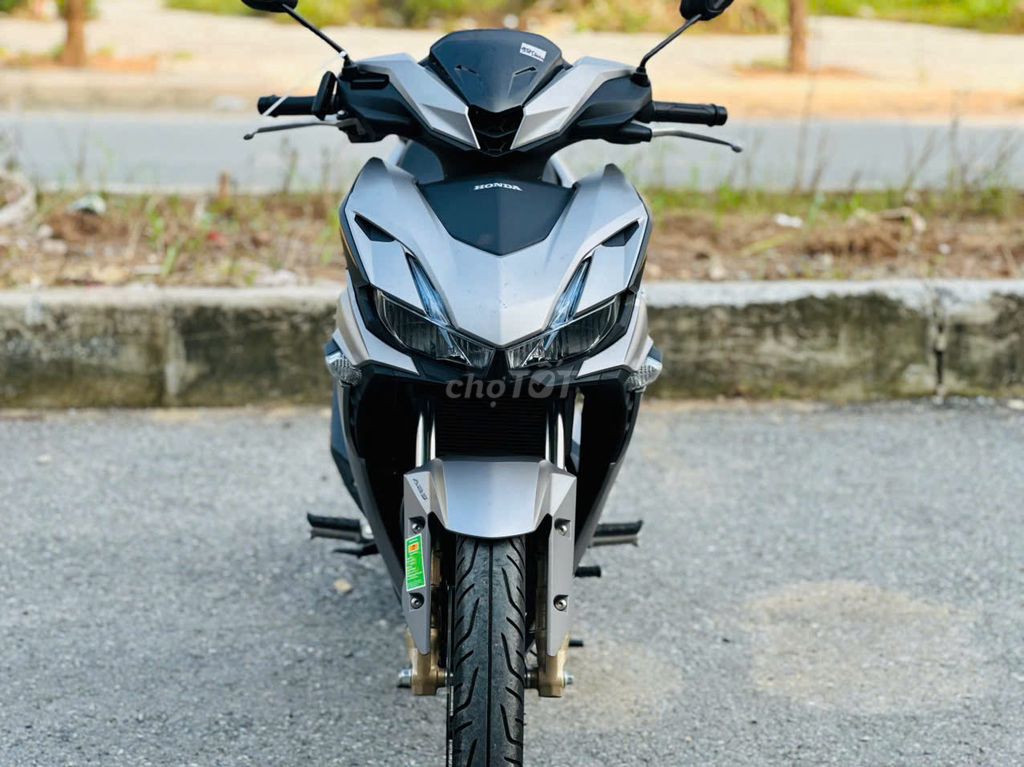 Xe máy Honda Winner X màu bạc côn tay. Mua bán Xe máy tại Quận Nam Từ Liêm Hà Nội được đăng bởi MAI HÒA hình 2