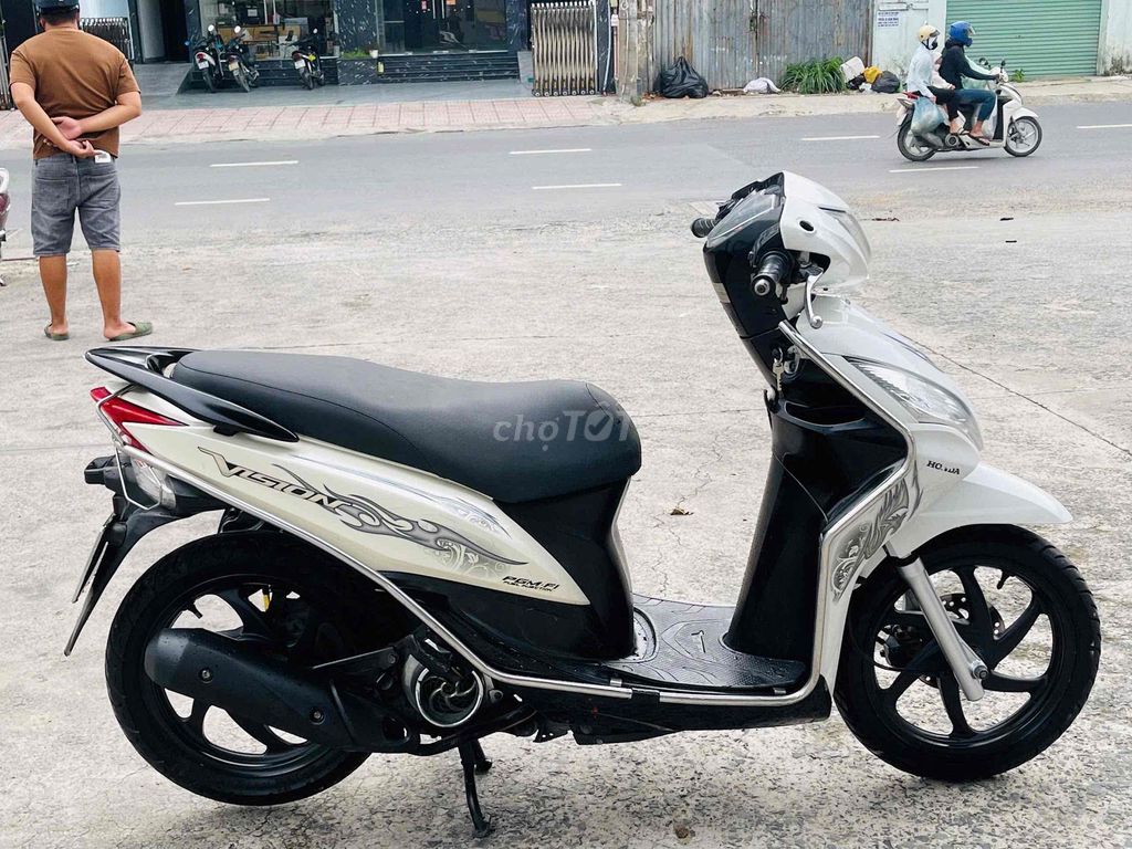 Белый владелец Honda Vision 2014