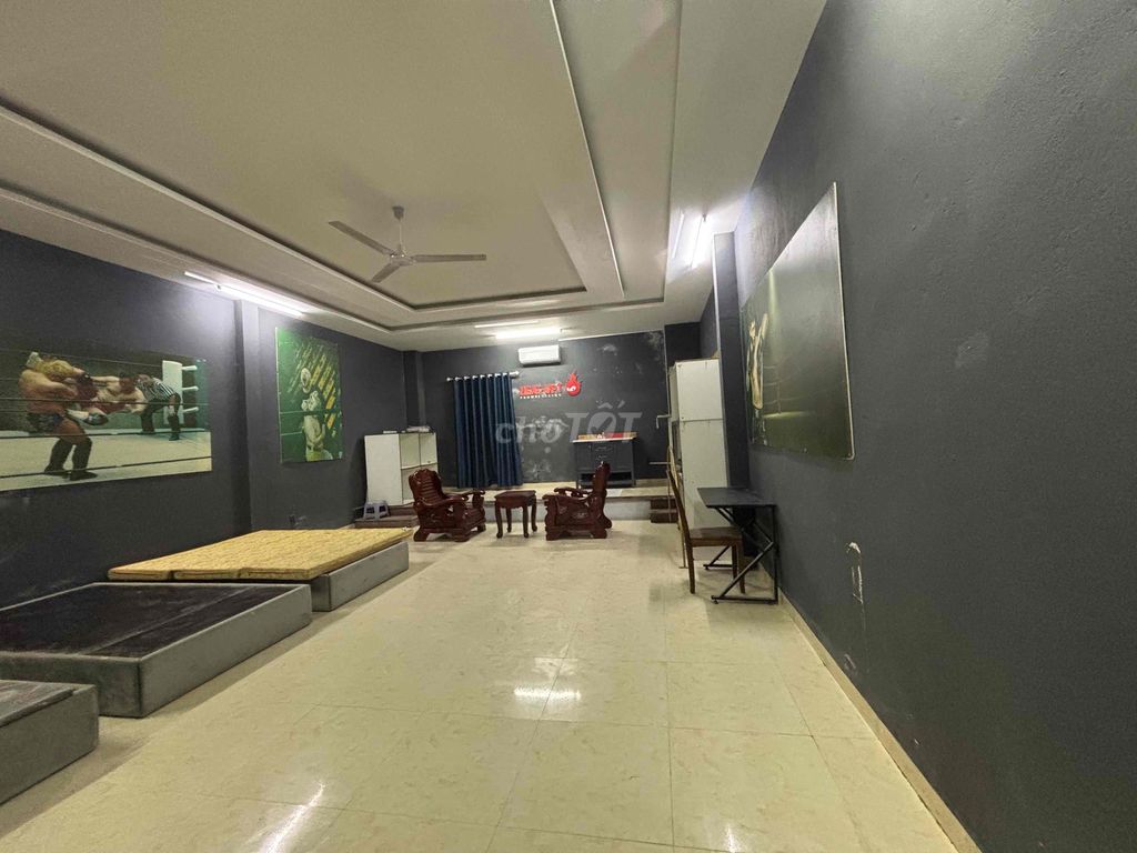 Spacious 50 m² room for 3–4 near the University of Economics — photo 1