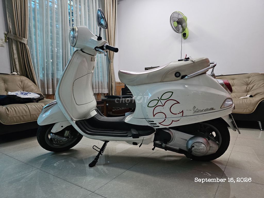 Vespa LX 125ie, белая, отличительная версия с яблоками