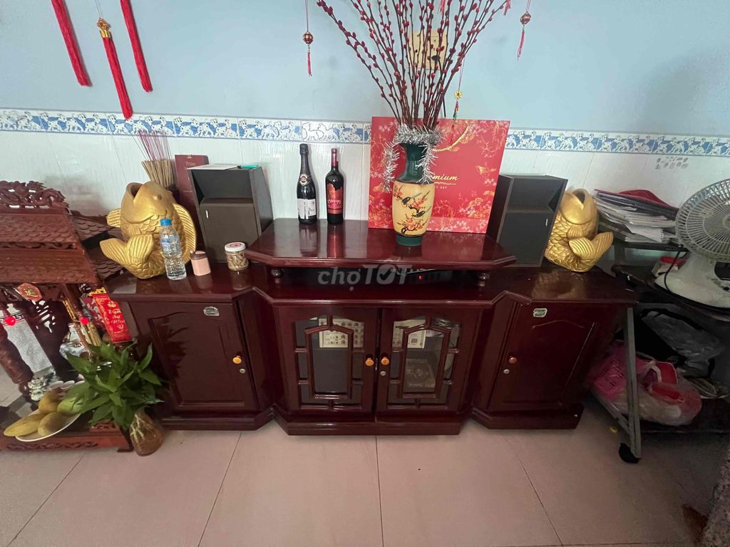 Kệ tivi gỗ màu nâu đỏ. Mua bán Tủ, kệ gia đình tại Thành phố Sóc Trăng Sóc Trăng được đăng bởi Trí hình 1