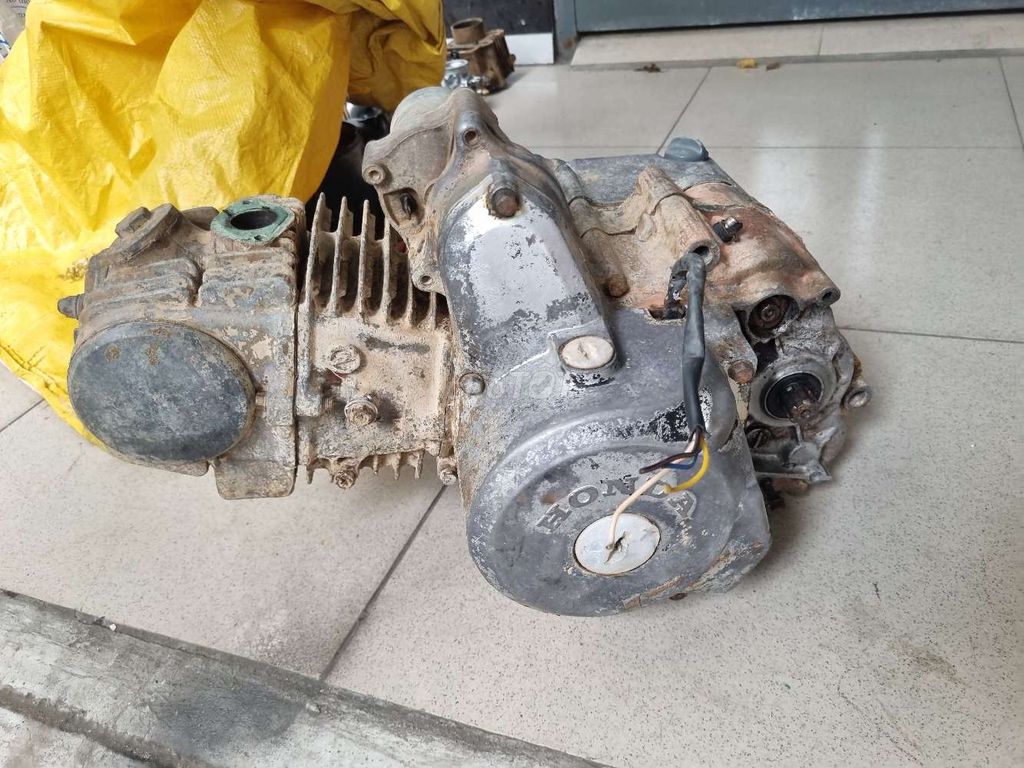 Động cơ Honda Dream lùn 1999 Thái Lan. Mua bán Phụ tùng xe tại Quận Tân Phú Tp Hồ Chí Minh được đăng bởi Trần Quang Huy hình 1