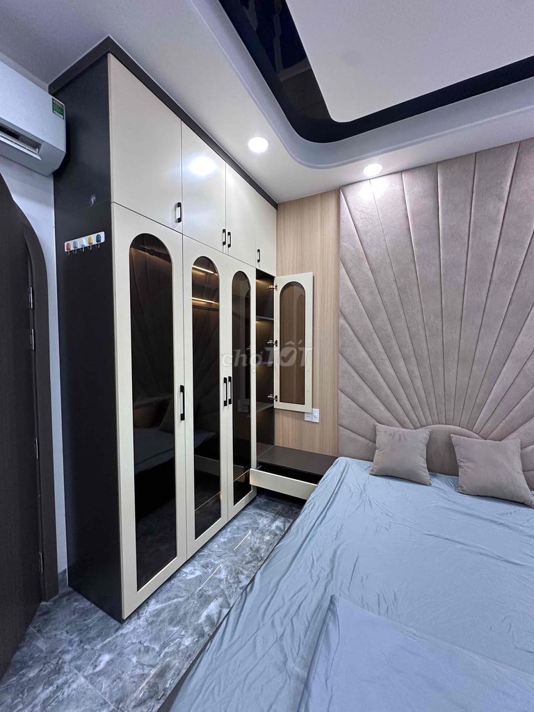 Дом целиком, 3 этажа + терраса, 4 спальни, Район 12