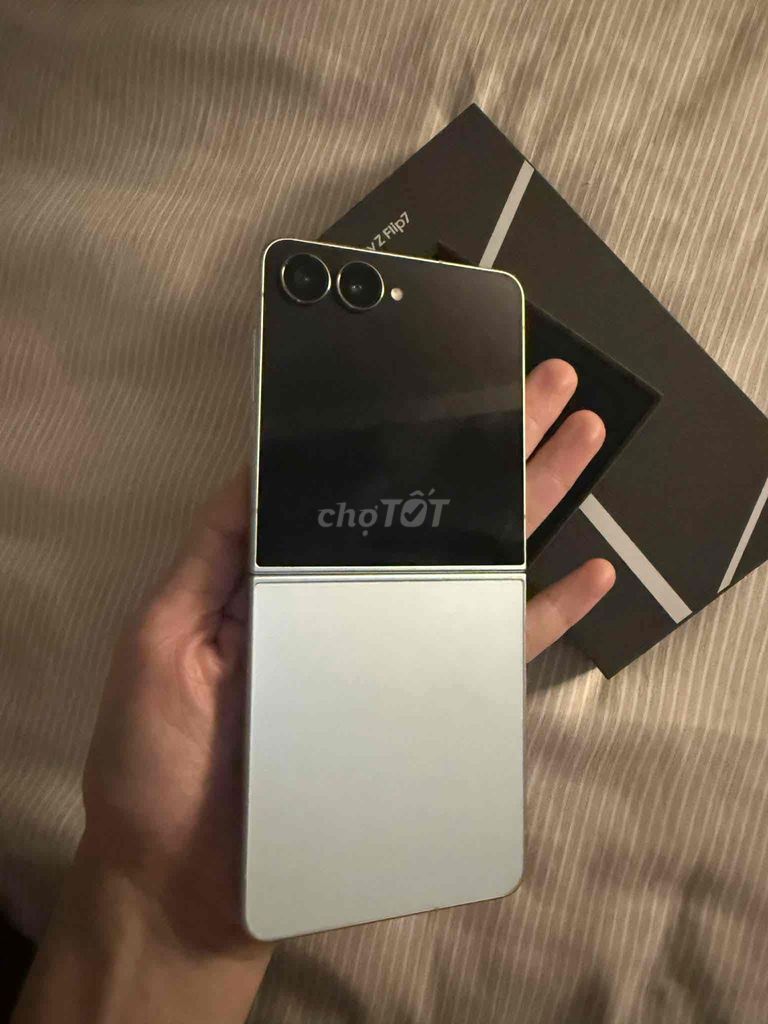Samsung Galaxy Z Flip 7 256GB Bạc 99% Full box. Mua bán Điện thoại tại Quận Tân Bình Tp Hồ Chí Minh được đăng bởi Trịnh Bảo hình 1