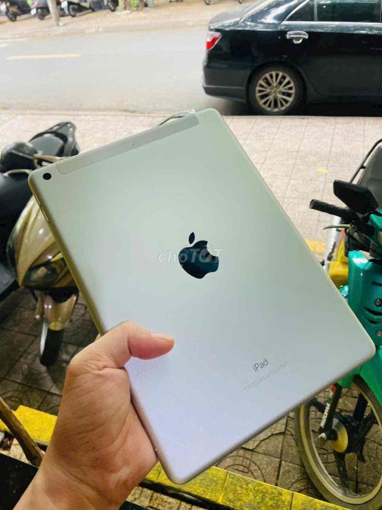 Apple iPad Gen 6 4G 32GB Bạc có khe sim. Mua bán Máy tính bảng tại Thành phố Biên Hòa Đồng Nai được đăng bởi Oanh Hoang hình 1
