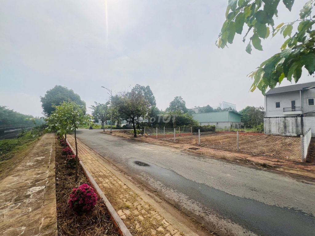 View sông 352m2( 16 x 22) -thổ cư 100% - đường nhựa, sổ riêng, giáp SG