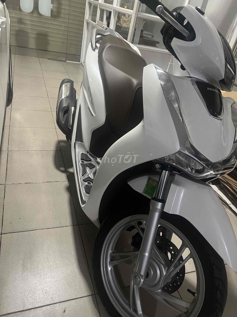 Honda SH 160i ABS màu trắng cao cấp đẹp như mới. Mua bán Xe máy tại Thành phố Biên Hòa Đồng Nai được đăng bởi Nguyenhung hình 3