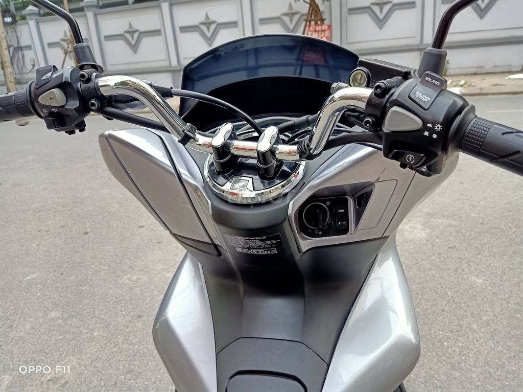 Xe máy Honda PCX màu bạc đã sử dụng. Mua bán Xe máy tại Quận Nam Từ Liêm Hà Nội được đăng bởi MAI HÒA hình 3
